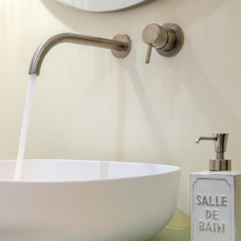 De Sonnaz Suite A - Two-Bedroom Deluxe Apartment with Balcony - 22