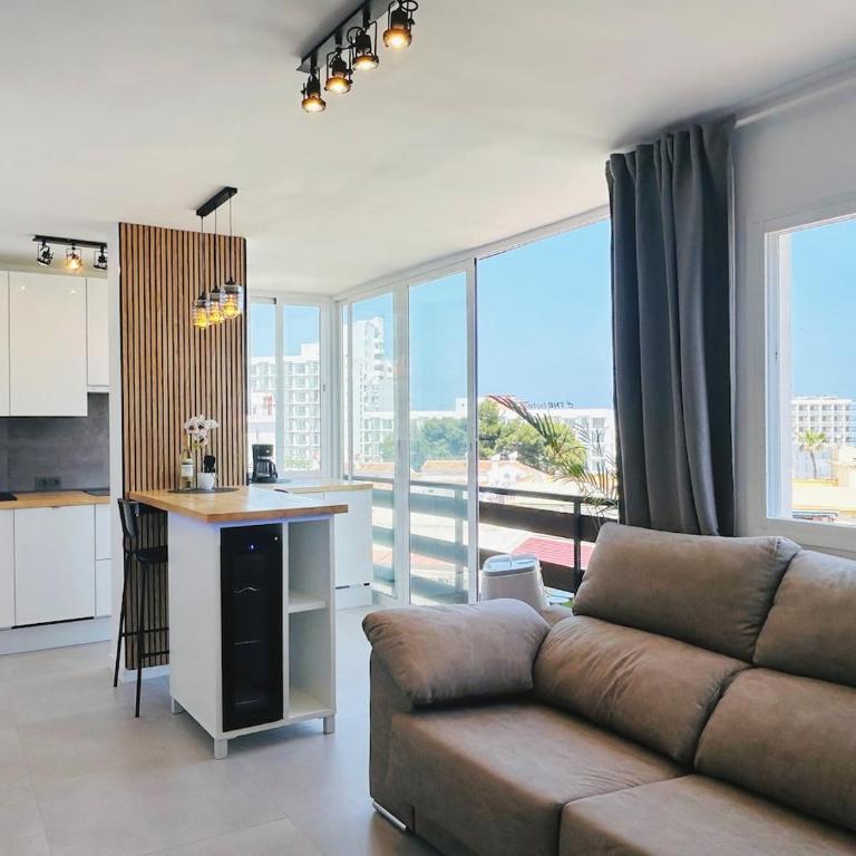 Ocean Breeze Designer Holiday Apartment - One-Bedroom Apartment - 8