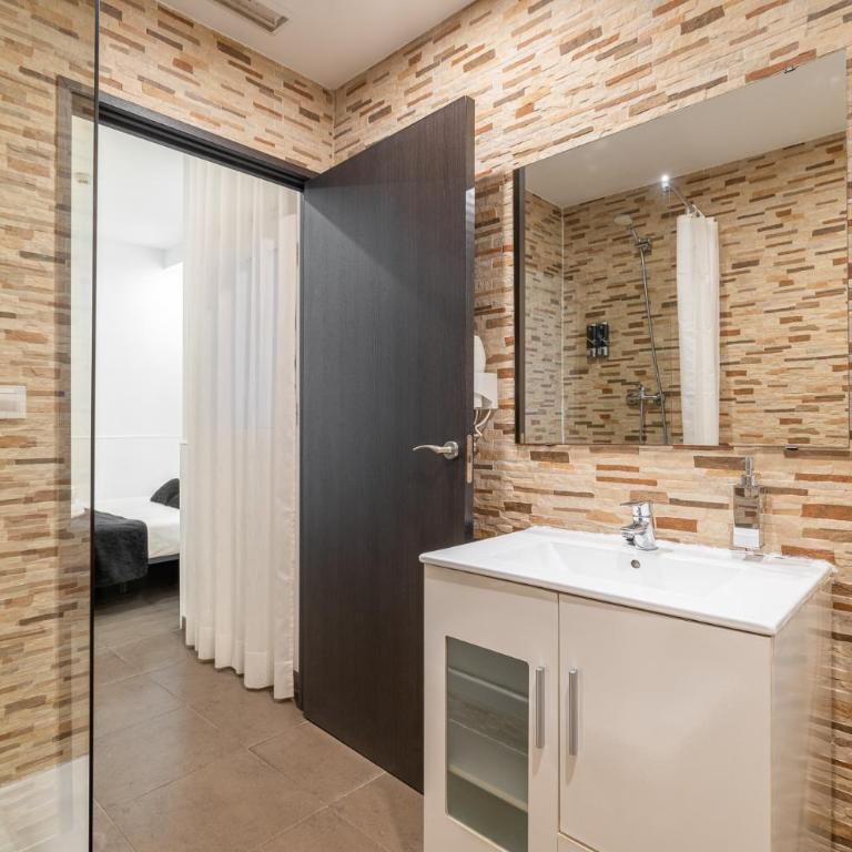 Laramond Barcelona Rooms - Economy Double Room - 5