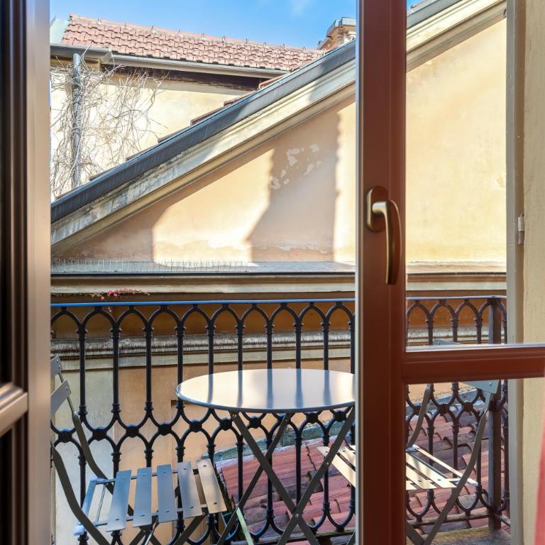 Suite De Sonnaz Elegante B - Two-Bedroom Deluxe Apartment with Balcony - 19