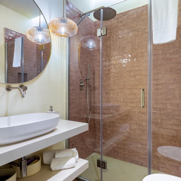 Suite De Sonnaz Elegante B - Two-Bedroom Deluxe Apartment with Balcony - 9