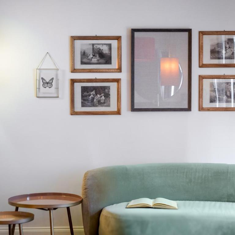 Suite De Sonnaz Elegante B - Two-Bedroom Deluxe Apartment with Balcony - 22