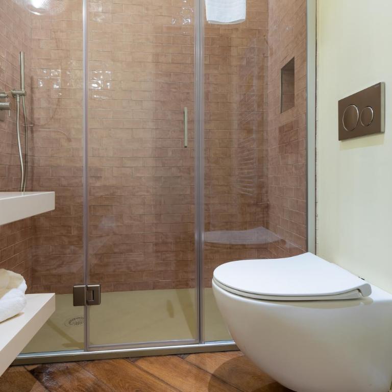 Suite De Sonnaz Elegante B - Two-Bedroom Deluxe Apartment with Balcony - 24