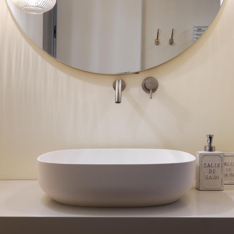 Suite De Sonnaz Elegante B - Two-Bedroom Deluxe Apartment with Balcony - 26