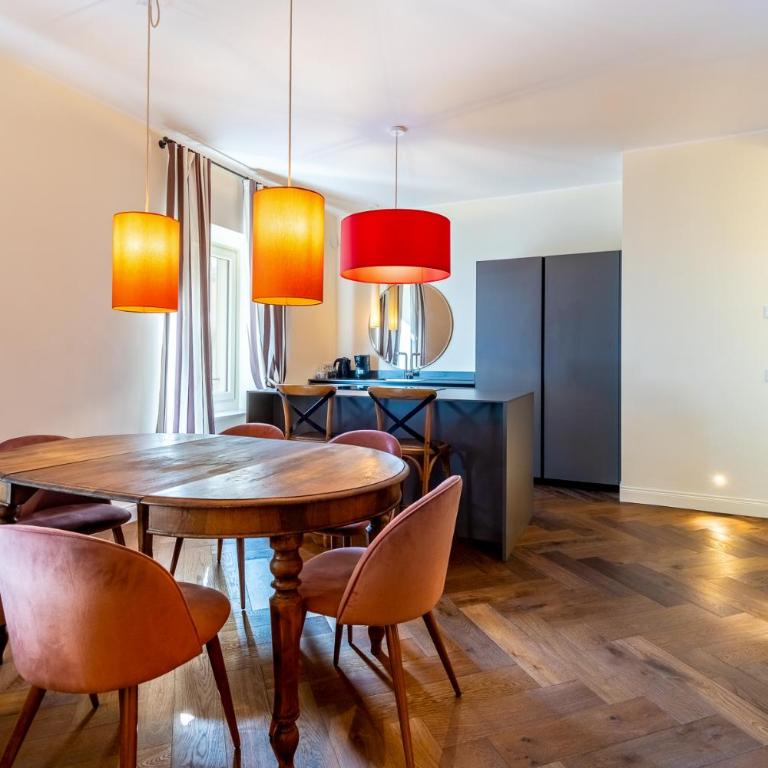 Suite De Sonnaz Elegante B - Two-Bedroom Deluxe Apartment with Balcony - 29