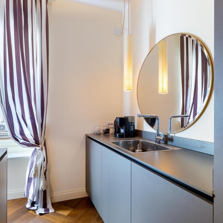 Suite De Sonnaz Elegante B - Two-Bedroom Deluxe Apartment with Balcony - 34