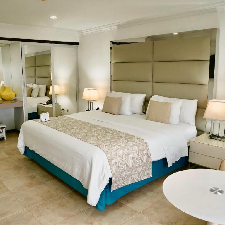 Hotel Windsor Barranquilla - Habitación doble deluxe con cama grande y balcón - 1