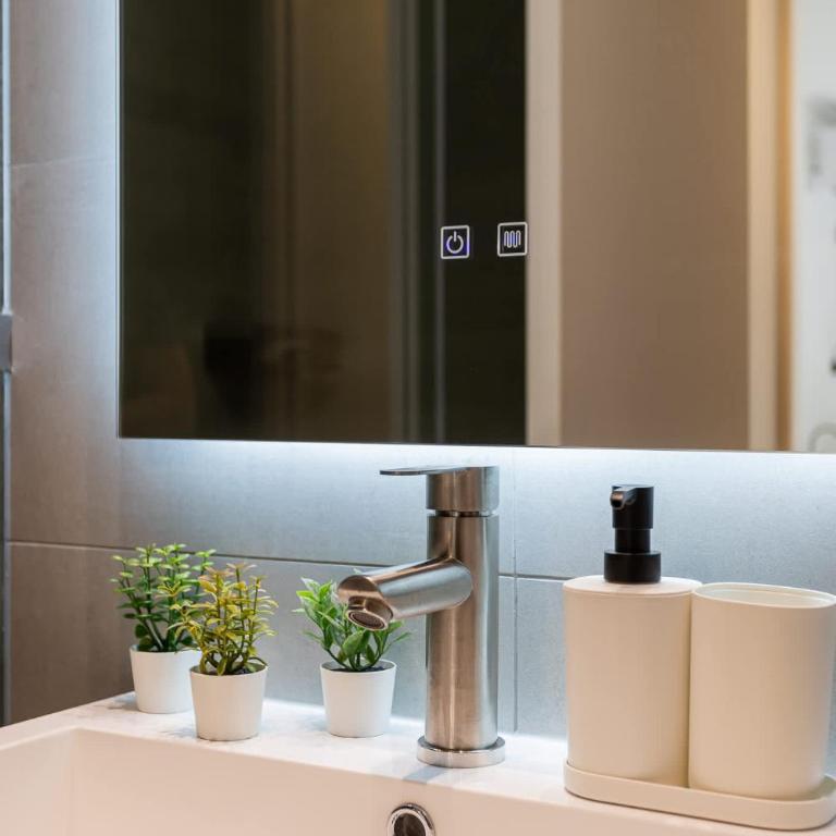 Spacious 2BR Apt Top Las Condes Location - Apartamento - 30