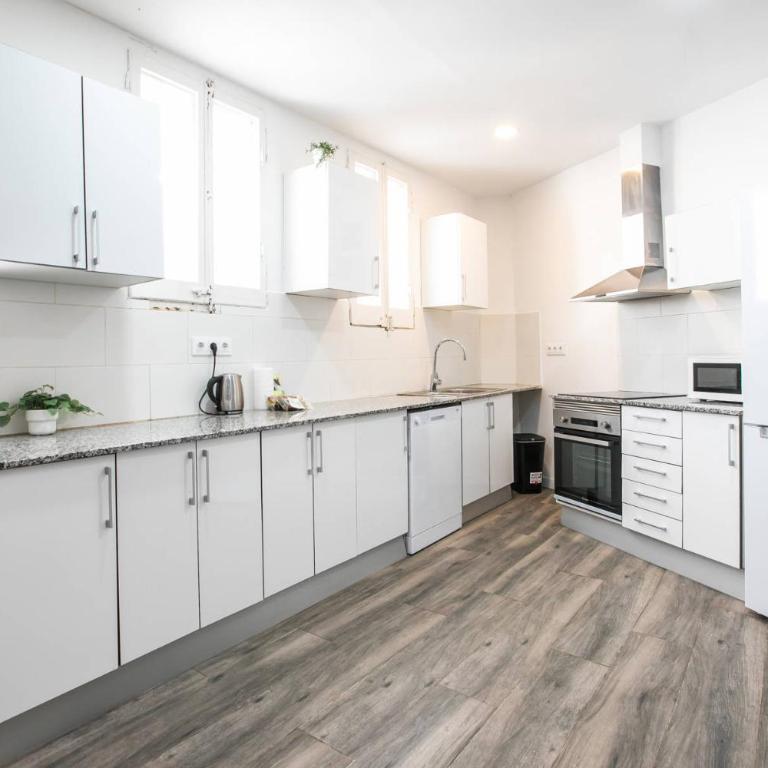 31ARA1092- Newly Refurbished 2BR Flat in the Gothi - Three-Bedroom Apartment - 8
