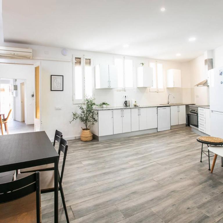 31ARA1092- Newly Refurbished 2BR Flat in the Gothi - Three-Bedroom Apartment - 18