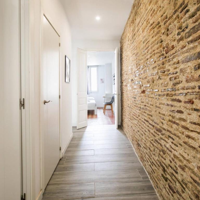 31ARA1092- Newly Refurbished 2BR Flat in the Gothi - Three-Bedroom Apartment - 24