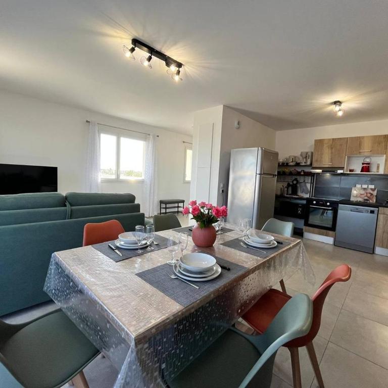 Naïa Lab - Two-Bedroom Apartment with View - 3