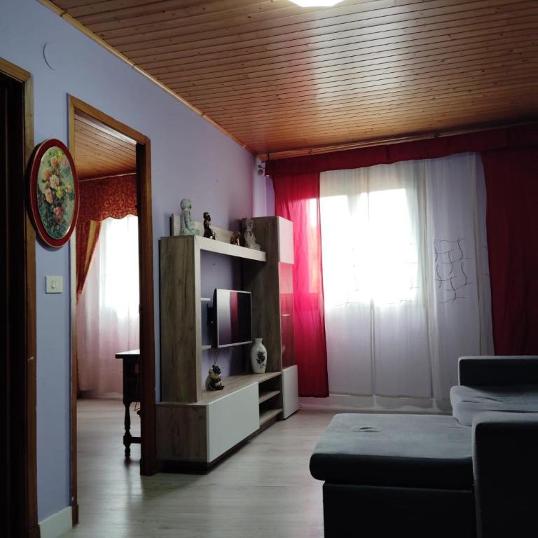 ALOJAMIENTO ENTERO CON PISCINA Y JARDIN. - Casa de 3 dormitorios - 48
