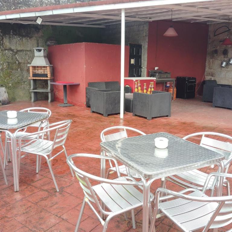 ALOJAMIENTO ENTERO CON PISCINA Y JARDIN. - Casa de 3 dormitorios - 54
