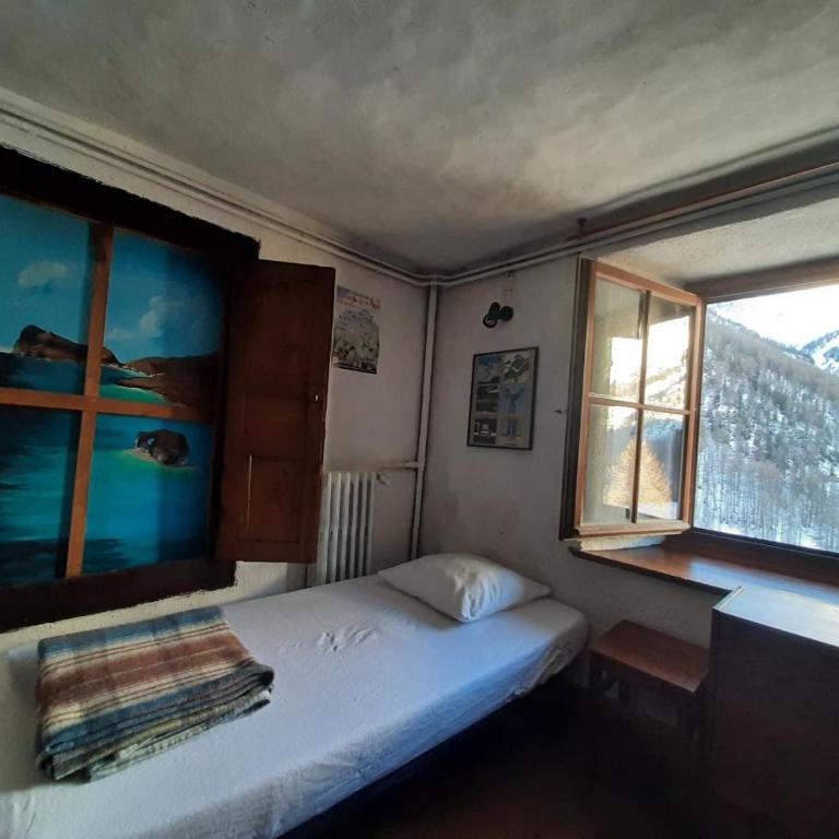Auberge l'Estoilies - Chambre Triple avec Salle de Bains Commune - 1