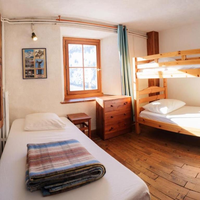 Auberge l'Estoilies - Chambre Triple avec Salle de Bains Commune - 5