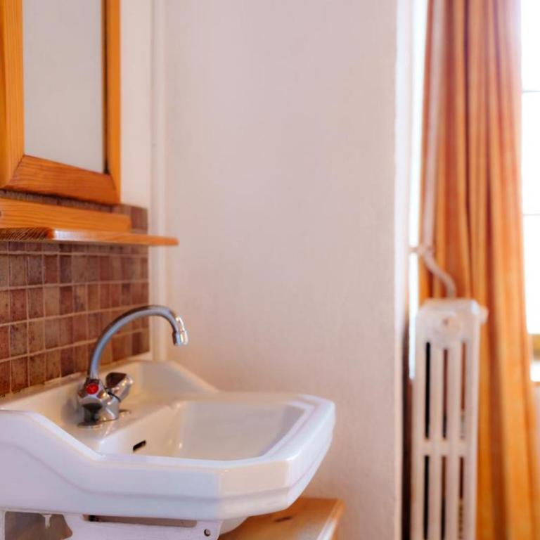 Auberge l'Estoilies - Chambre Double ou Lits Jumeaux avec Salle de Bains Commune - 5