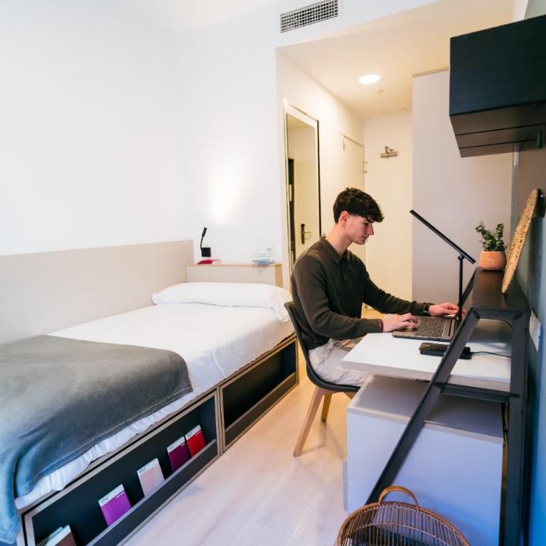 Residencia Bravo Students Granada - Single Room with Bathroom - 1