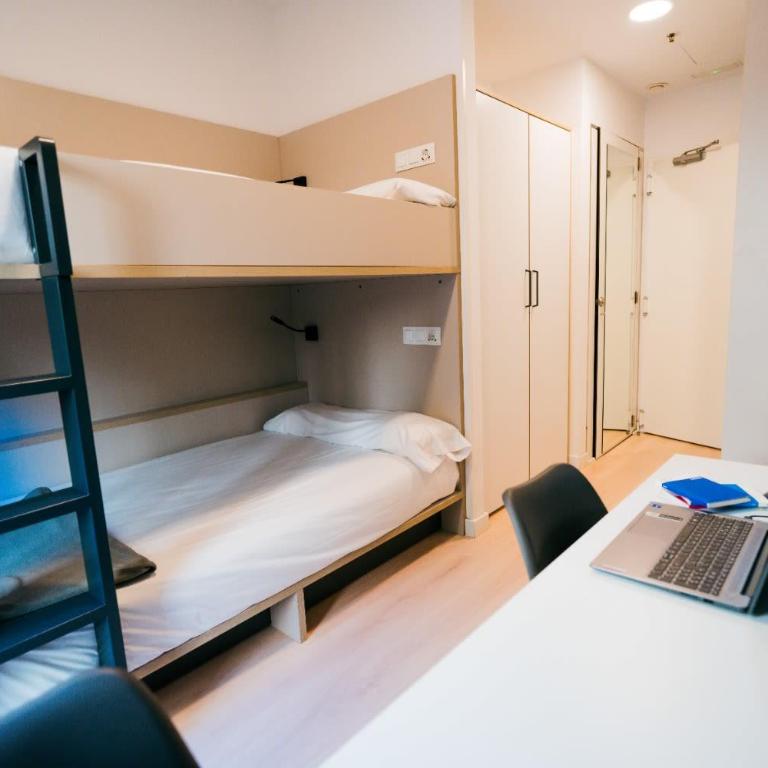 Residencia Bravo Students Granada - Standard Twin Room with Shared Bathroom - 1