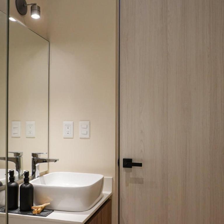 Modern 1BR with Private Pool and Surround Speakers - Apartamento - 21