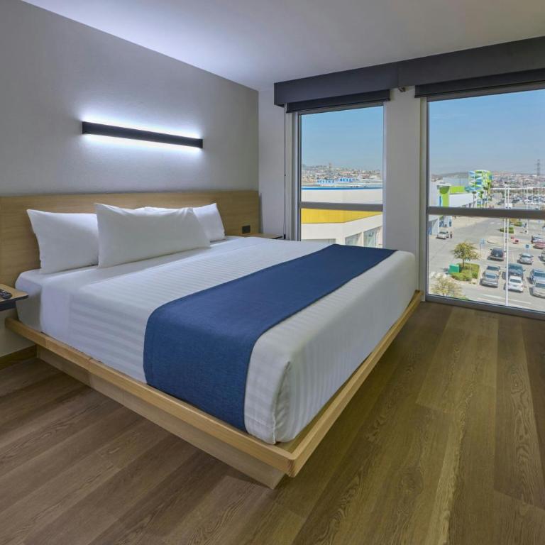 City Express by Marriott Tijuana El Florido - King Suite with Sofa Bed and City View - 3