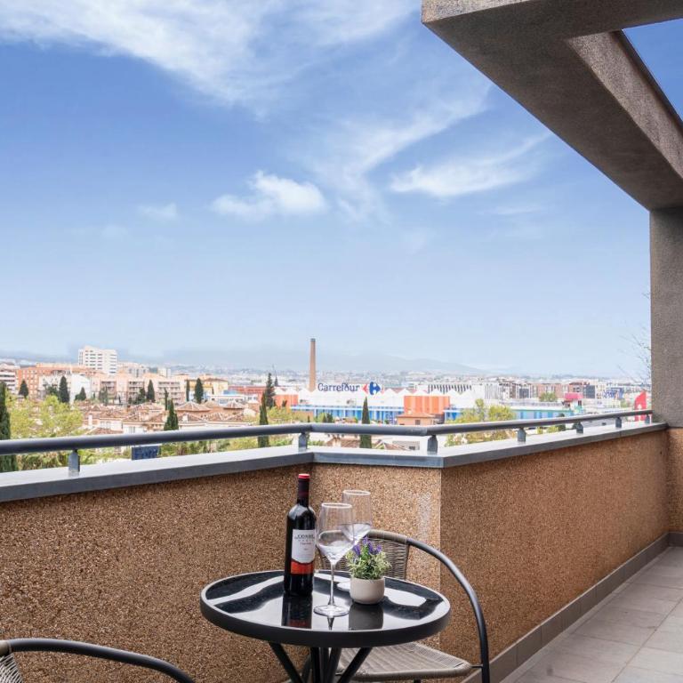 EMIR 5B Terraza Piscina y Parking incluido - Three-Bedroom Premium Apartment with Balcony - 9
