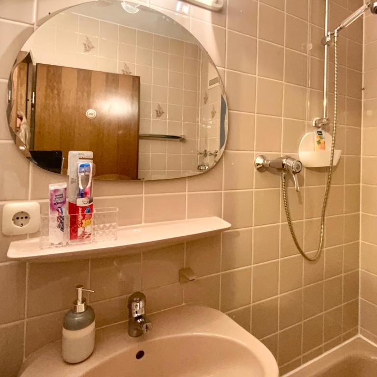 Ruhe & Charme - Family Apartment for 4 People, Self-Check-In, Free Parking, U-Bahn, Netflix - Appartamento con 1 Camera da Letto - 11