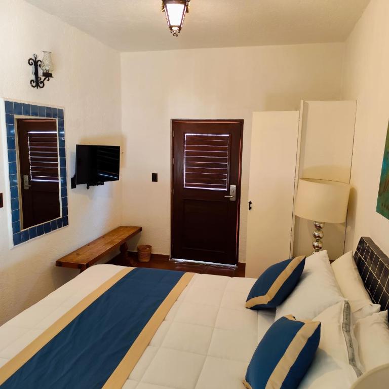 Casa de las Conchas Cuernavaca - Habitación con cama extragrande y vistas al jardín - 8