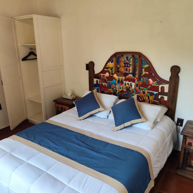 Casa de las Conchas Cuernavaca - Habitación con cama grande y vistas al jardín - 8