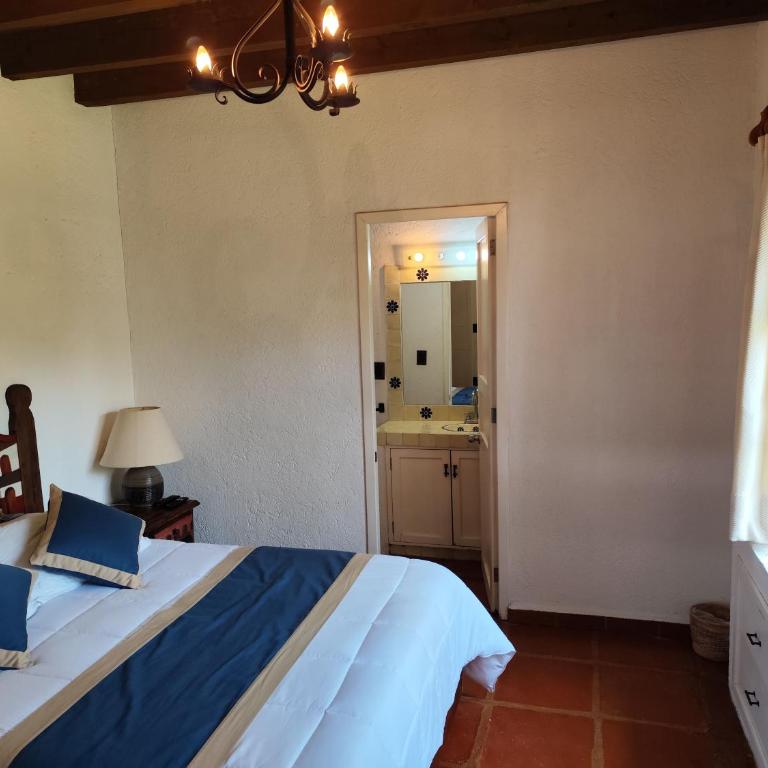 Casa de las Conchas Cuernavaca - Habitación con cama grande y vistas al jardín - 9