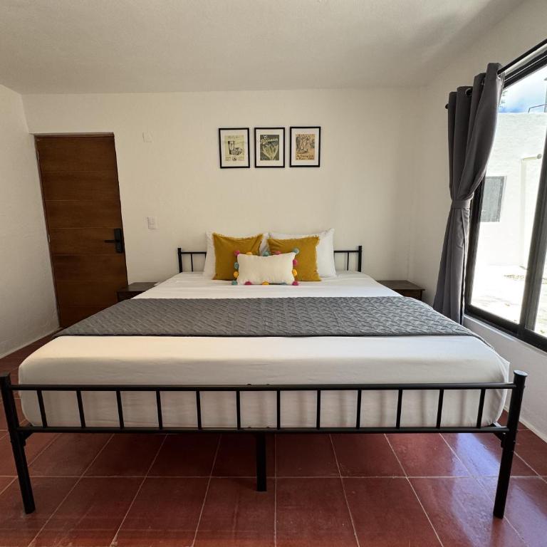 The Boat House Suites - Deluxe Queen Room - 3