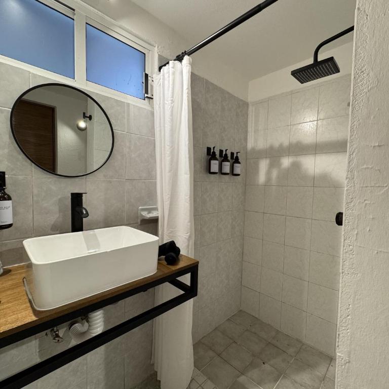 The Boat House Suites - Deluxe Queen Room - 4
