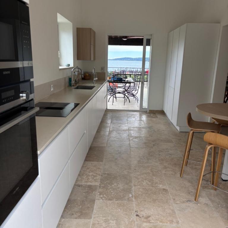 "La Chantyviere" Villa vue Exceptionnelle 180 degrés sur Golf Tropez, accès plage privée - Villa con piscina privada - 25