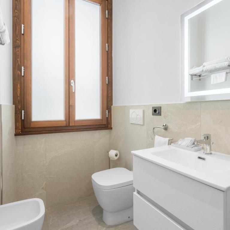 Hotel Adamas - Three-Bedroom Deluxe Apartment - 7