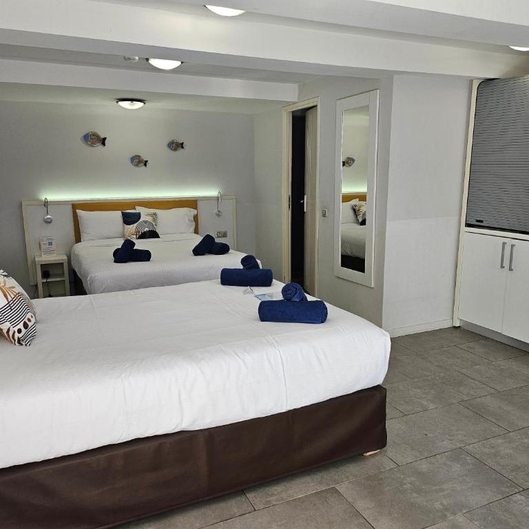 Hotel Flots d'Azur Promenade des Anglais - Quadruple Room with private bathroom - Partial Basement- parking side - 2