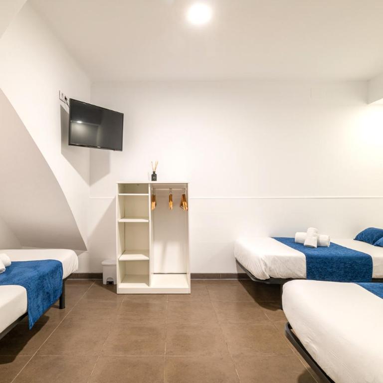 Laramond Barcelona Rooms - Triple Room with Private Bathroom - 5