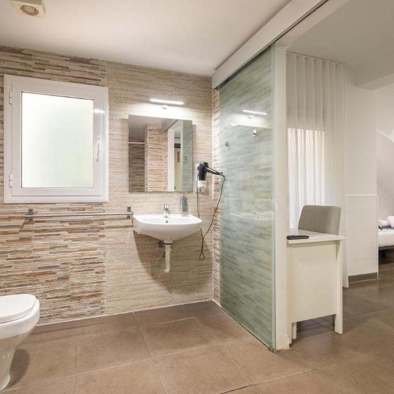 Laramond Barcelona Rooms - Triple Room with Private Bathroom - 4