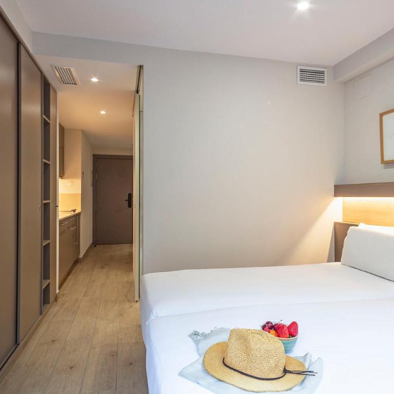 Aparthotel Bcn Montjuic - Family Room with Terrace Ground Floor - 4