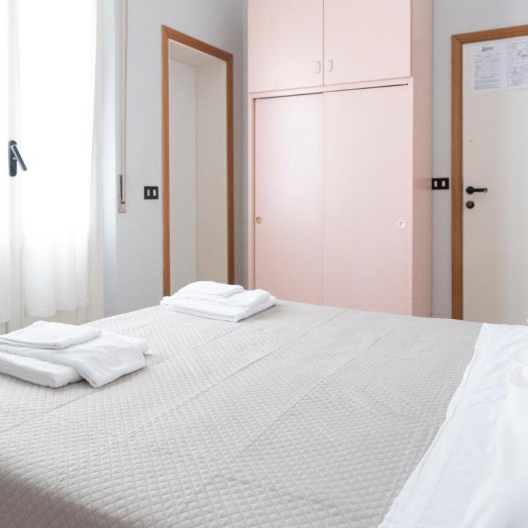 Hotel Laura - Camera Matrimoniale con Bagno Privato - 5