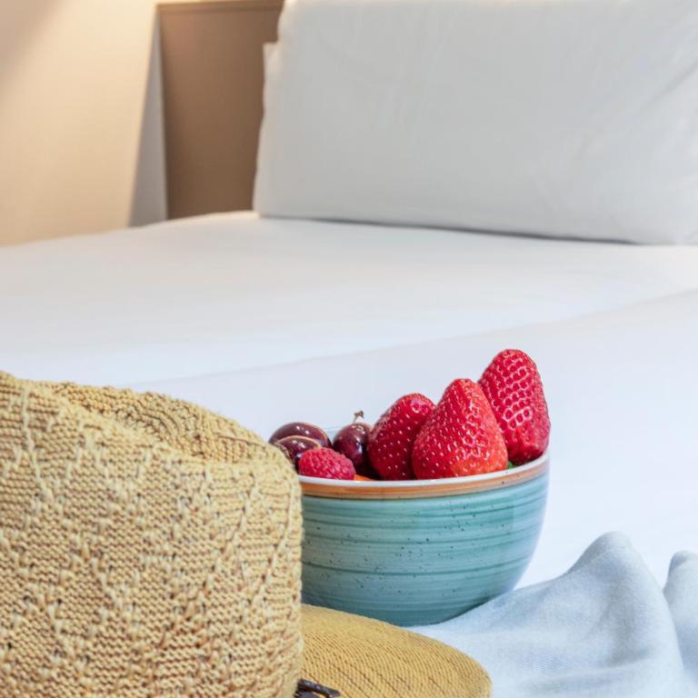Aparthotel Bcn Montjuic - Family Room with Terrace Ground Floor - 11