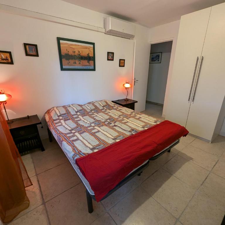 Calme mais proche toutes activités, F3 avec parking, jardin, piscine, wifi, clim dans propriété privée - Appartement 2 Chambres avec Piscine Privée - 25