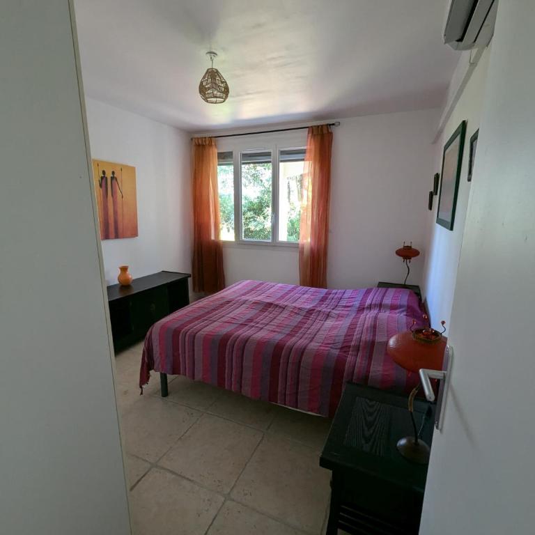 Calme mais proche toutes activités, F3 avec parking, jardin, piscine, wifi, clim dans propriété privée - Appartement 2 Chambres avec Piscine Privée - 15