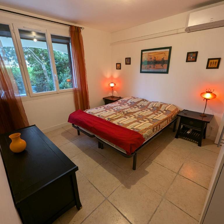 Calme mais proche toutes activités, F3 avec parking, jardin, piscine, wifi, clim dans propriété privée - Appartement 2 Chambres avec Piscine Privée - 14