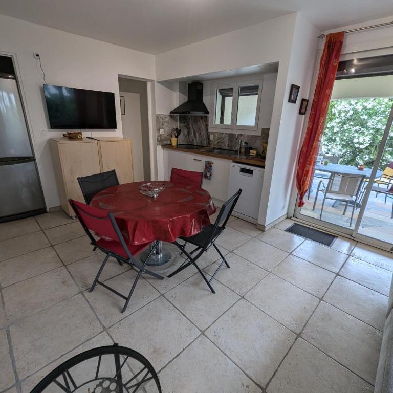 Calme mais proche toutes activités, F3 avec parking, jardin, piscine, wifi, clim dans propriété privée - Appartement 2 Chambres avec Piscine Privée - 13