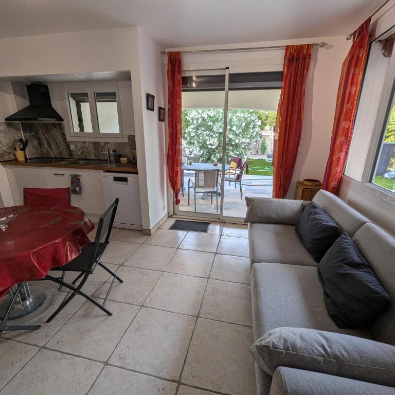 Calme mais proche toutes activités, F3 avec parking, jardin, piscine, wifi, clim dans propriété privée - Appartement 2 Chambres avec Piscine Privée - 18