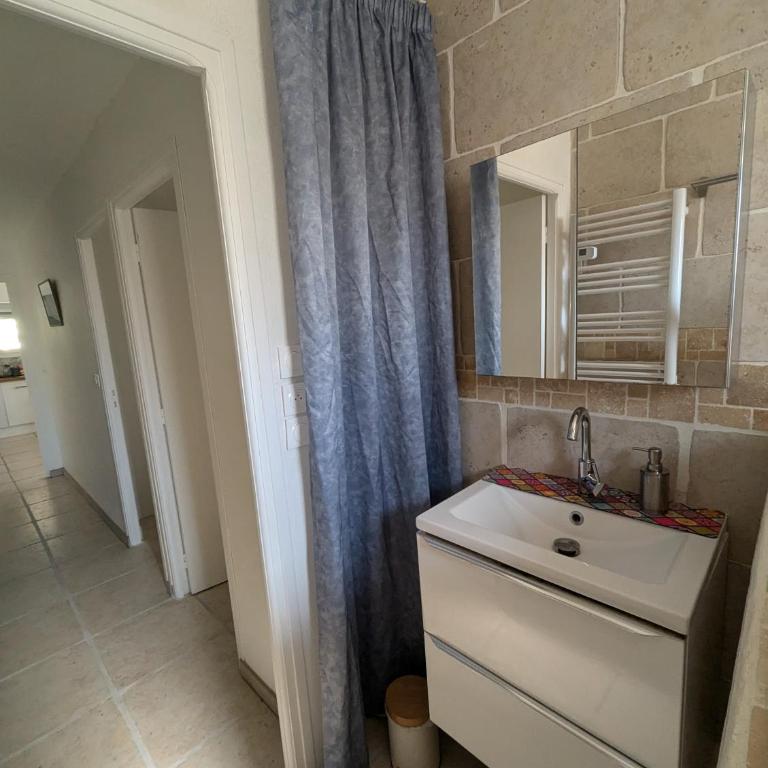 Calme mais proche toutes activités, F3 avec parking, jardin, piscine, wifi, clim dans propriété privée - Appartement 2 Chambres avec Piscine Privée - 26