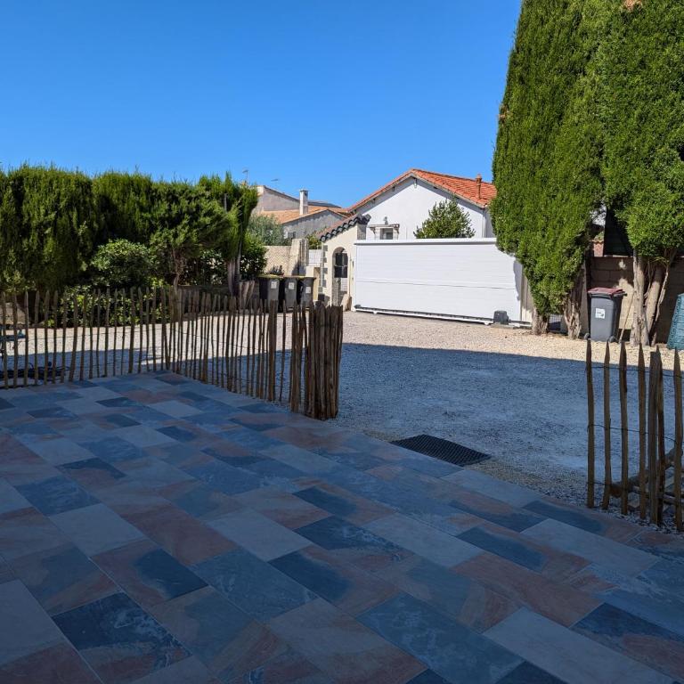 Calme mais proche toutes activités, F3 avec parking, jardin, piscine, wifi, clim dans propriété privée - Appartement 2 Chambres avec Piscine Privée - 19