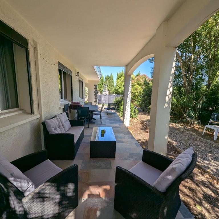 Calme mais proche toutes activités, F3 avec parking, jardin, piscine, wifi, clim dans propriété privée - Appartement 2 Chambres avec Piscine Privée - 22