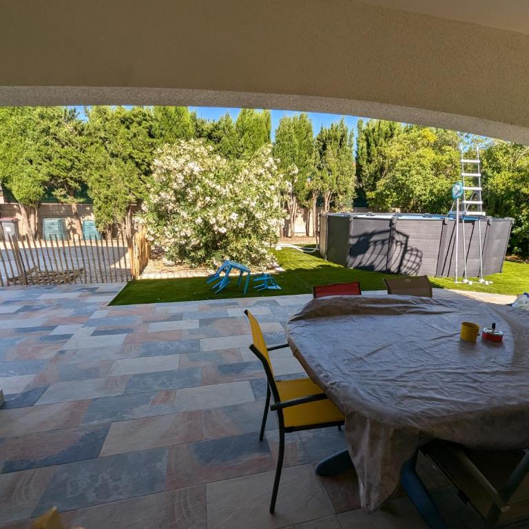 Calme mais proche toutes activités, F3 avec parking, jardin, piscine, wifi, clim dans propriété privée - Appartement 2 Chambres avec Piscine Privée - 28