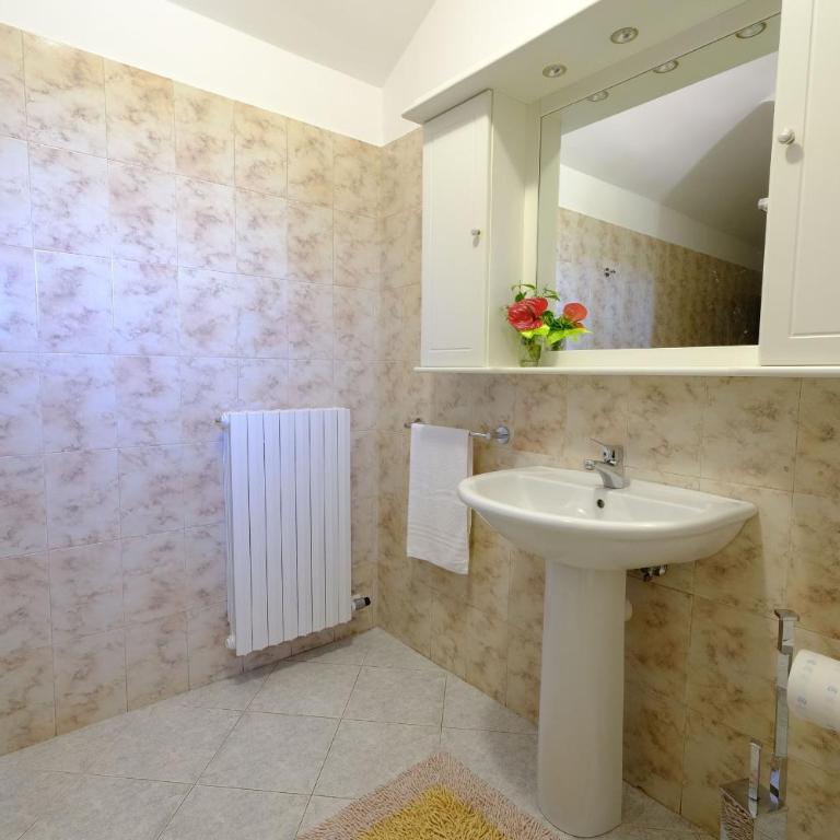 Tenuta con due abitazioni indipendenti - Villa - 44